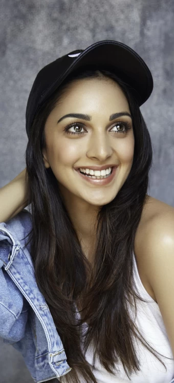 Celebrity Kiara Advani smiling with hat Phone Wallpaper