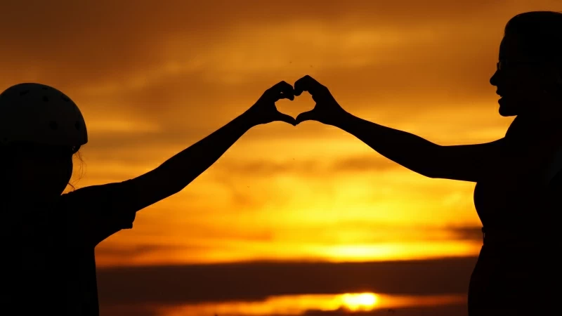 Love heart with Couple Hands Silhouette 4K 5K