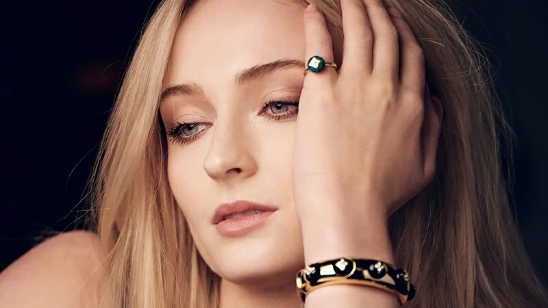 Sophie Turner Louis Vuitton Photoshoot Wallpaper