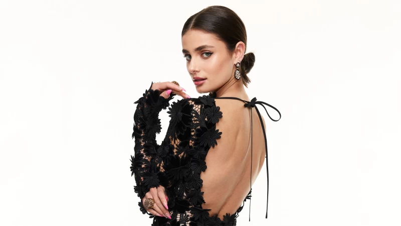 Taylor Hill Oscar De La Renta Fall Wallpaper