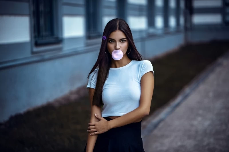 Young Girl Making A Bubble With A Chewing Gum 4k Wallpaper