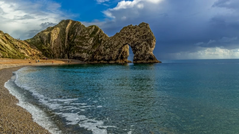 Durdle Door In The Middle Of Ocean Under Blue Sky HD Nature Wallpaper