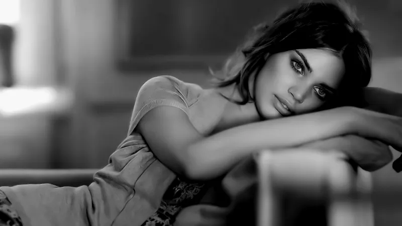 Adriana Lima Monochrome Wallpaper