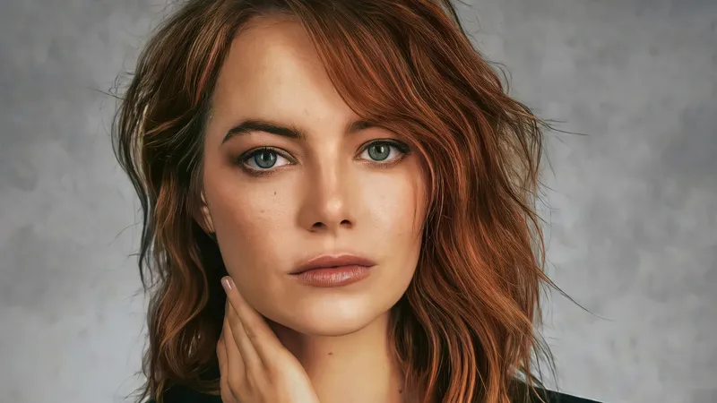 Emma Stone Blonde Hair Grey Eyes 4k Wallpaper