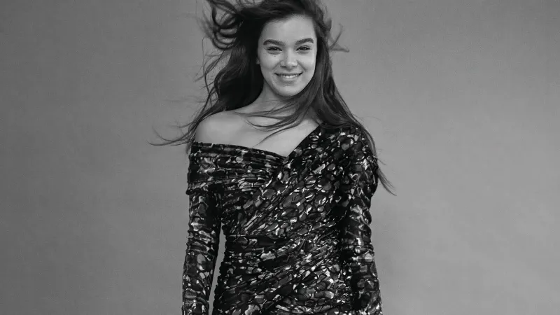 Hailee Steinfeld Boston Common Photoshoot Wallpaper