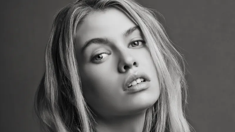 Stella Maxwell 5k Monochrome Wallpaper