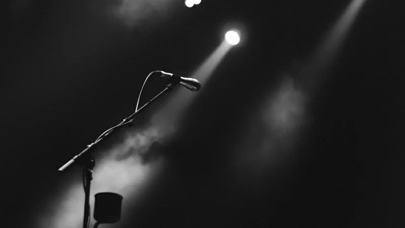 Dark Photo Of Microphone On Foggy Stage 4K 5K HD Wallpaper