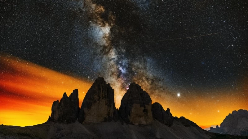 Milky Ways Setting Behind The Tre Cime Di Lavaredo 8k Wallpaper