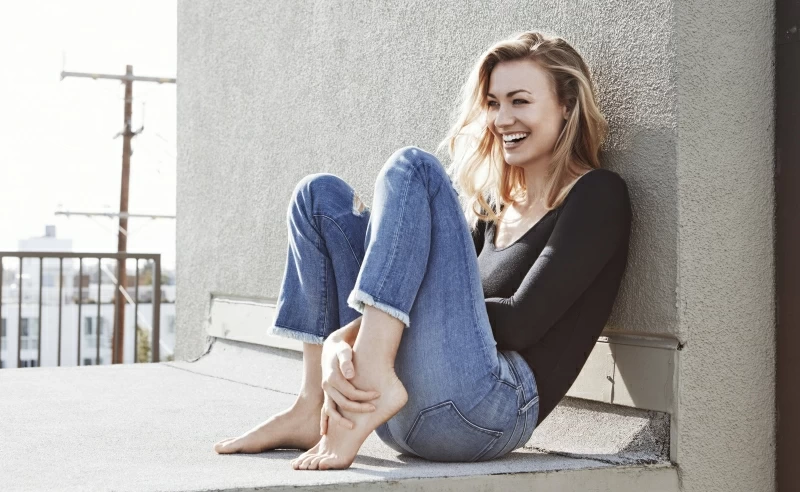 Yvonne Strahovski 8k Wallpaper