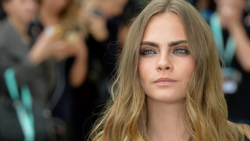 Ash Eyes Cara Delevingne Is Standing In Blur People Background HD Girls Wallpaper