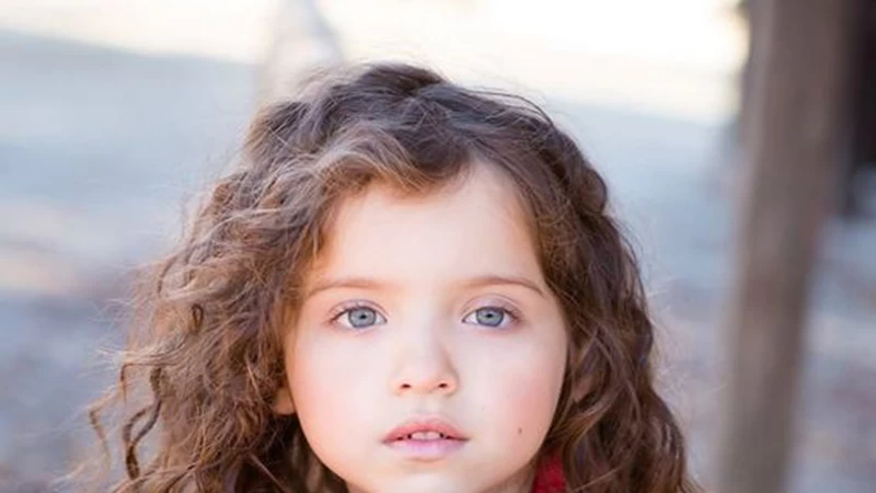 Closeup View Of Curly Hair Cute Little Girl In Blur Background HD Cute Wallpaper