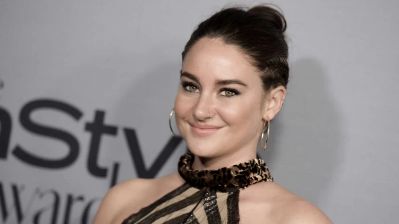 Smiley Shailene Woodley Girl Model Is Wearing Black Shiny Dress HD Girls Wallpaper